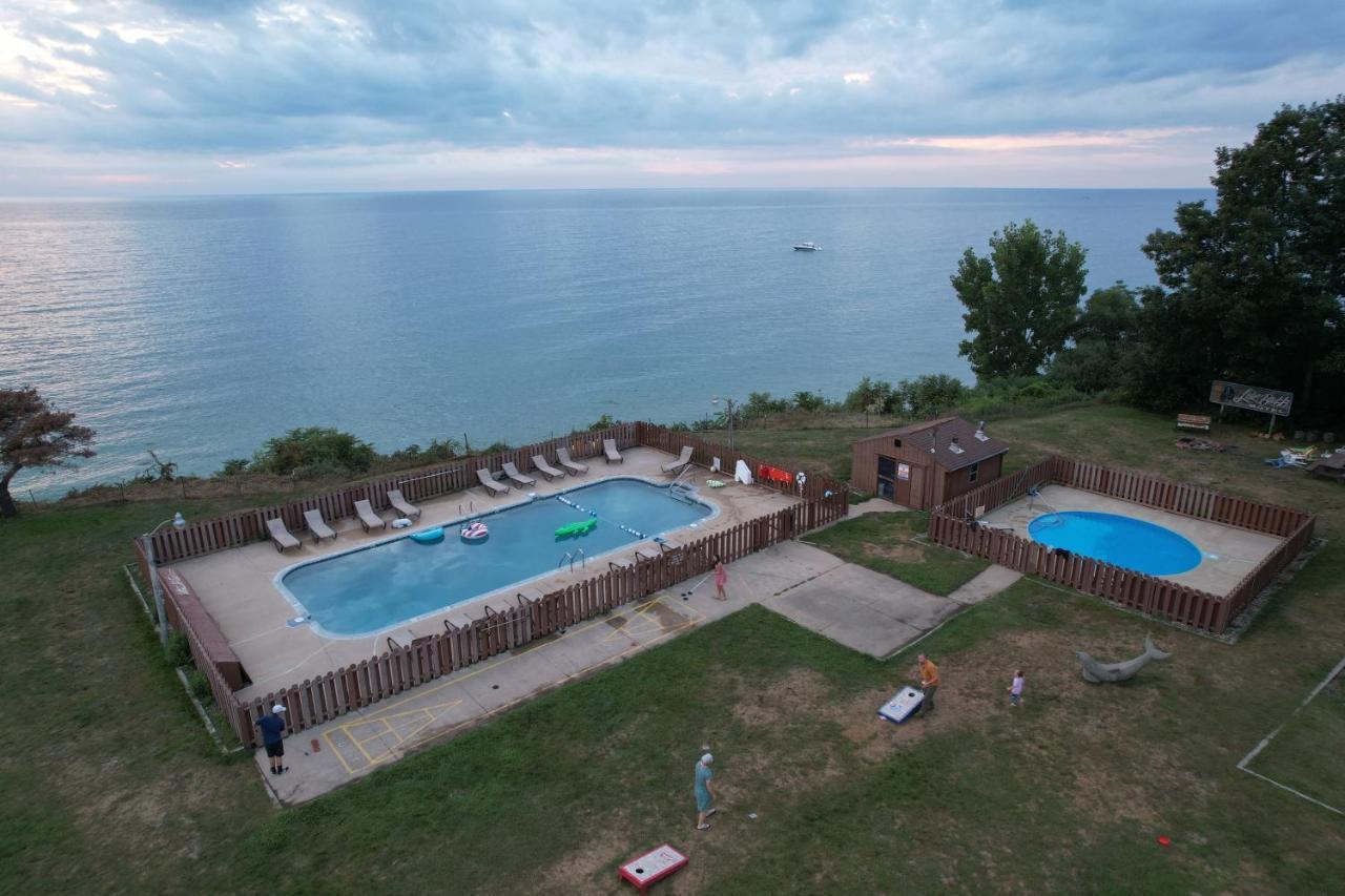 Lake Bluff Inn And Suites South Haven Exterior photo