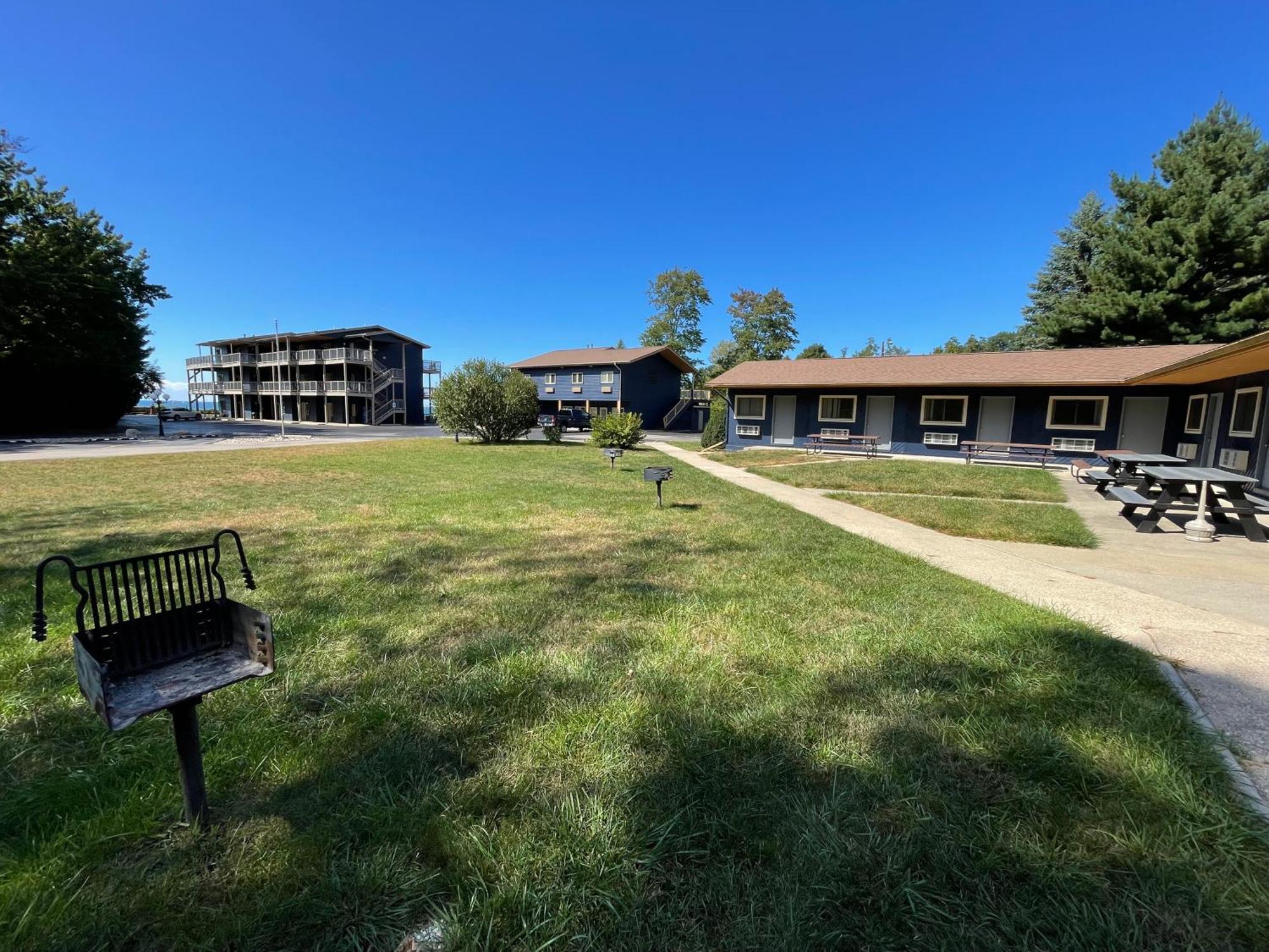 Lake Bluff Inn And Suites South Haven Exterior photo